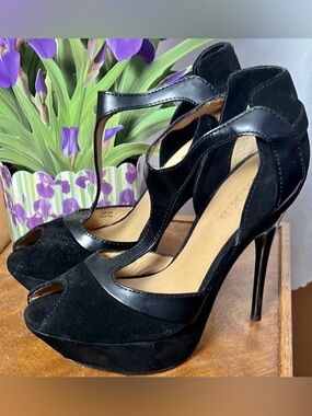 L.A.M.B. Elegant Black T Strap Suede/Leather Peep Toe Pumps Size 7.5